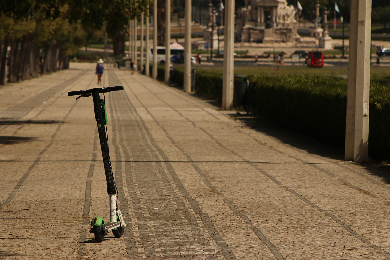 La trottinette électrique pour se déplacer sur un site logistique dans votre entreprise