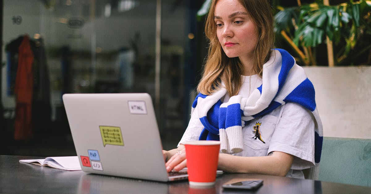 Travailler dans un café : avantages, inconvénients et conseils pratiques