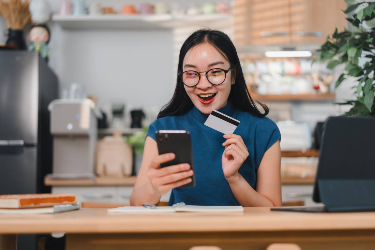 Banque en ligne pour auto-entrepreneurs : les fonctionnalités à privilégier pour bien débuter
