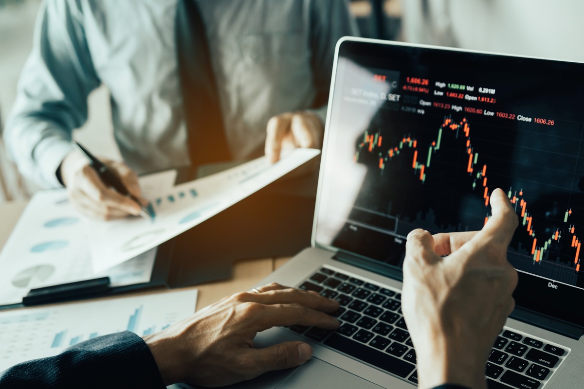 Fonds long short : pourquoi intéressent-ils autant les institutionnels ?