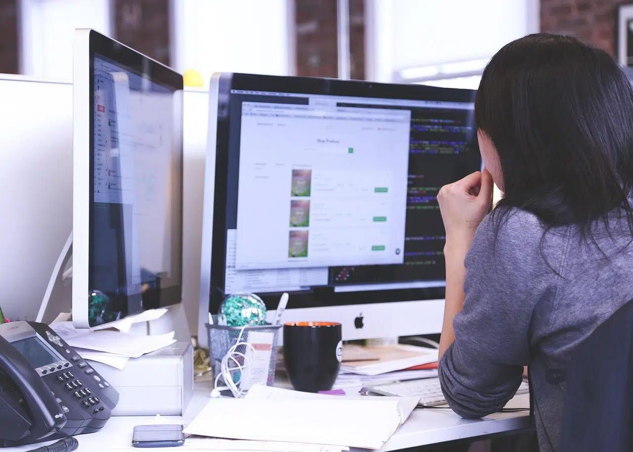 Les éléments à prendre en compte avant de choisir entre le marketing en ligne interne et externalisé