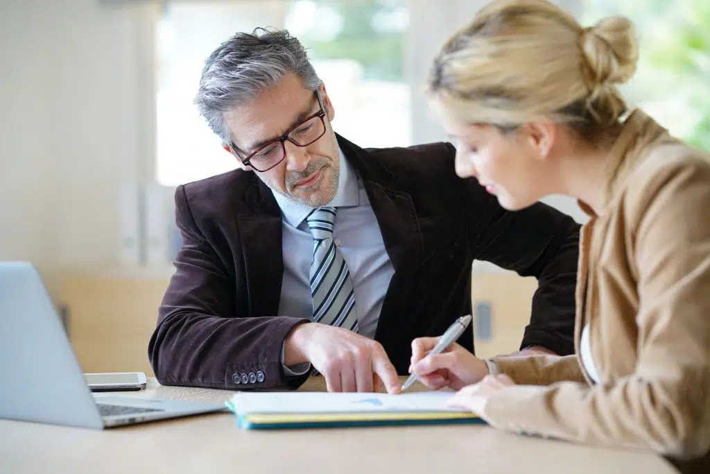 Devenir conseiller clients professionnels : comprendre le métier et la formation qui y prépare
